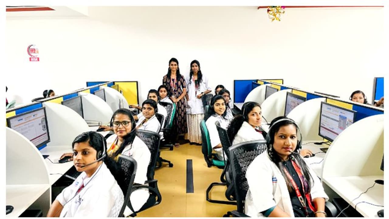 "എല്ലാം കൺട്രോളിലാണ്"; വനിതാദിനത്തിൽ ആംബുലൻസ് സർവീസിന്റെ കണ്ട്രോൾ റൂം നിയന്ത്രണം ഏറ്റെടുത്ത് പെൺ കരുത്ത്