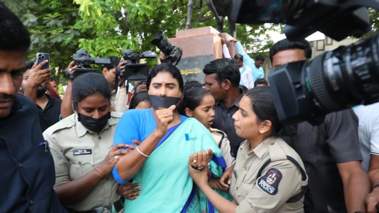 వైఎస్ షర్మిలను అదుపులోకి తీసుకున్న హైదరాబాద్ పోలీసులు.. వైఎస్ షర్మిలను అదుపులోకి తీసుకున్న హైదరాబాద్ పోలీసులు..