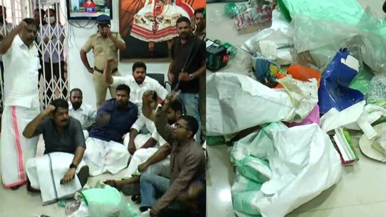 മാലിന്യവുമായെത്തി യൂത്ത് കോൺഗ്രസ്, കൊച്ചി മേയറുടെ ഓഫീസിന് മുന്നിൽ പ്രതിഷേധം