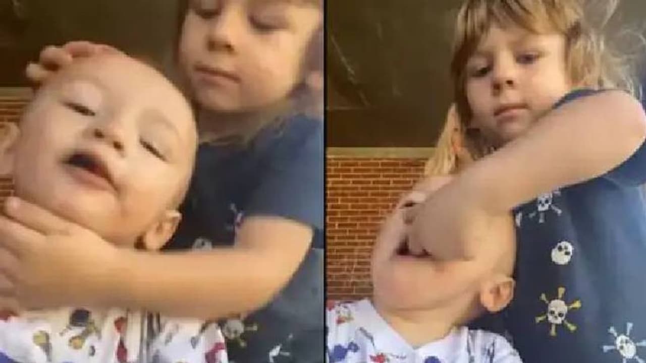 കുഞ്ഞനുജൻ കളിപ്പാട്ടം വിഴുങ്ങി; രക്ഷകനായത് മൂന്നുവയസ്സുകാരൻ