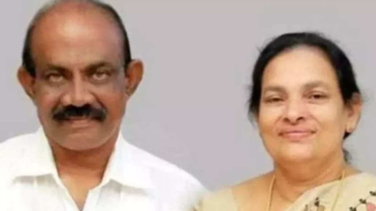 പ്രവാസി മലയാളിയും ഭാര്യയും ഒന്നര മണിക്കൂറിന്റെ ഇടവേളയില് ഹൃദയാഘാതം മൂലം മരിച്ചു പ്രവാസി മലയാളിയും ഭാര്യയും ഒന്നര മണിക്കൂറിന്റെ ഇടവേളയില് ഹൃദയാഘാതം മൂലം മരിച്ചു