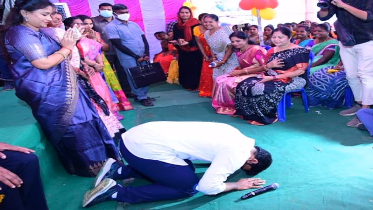 మహిళలను గౌరవించాలని పిల్లలకు ఒకటికి పదిసార్లు చెప్పాలి: మహిళలకు నారా లోకేష్ పాదాభివందనం.. మహిళలను గౌరవించాలని పిల్లలకు ఒకటికి పదిసార్లు చెప్పాలి: మహిళలకు నారా లోకేష్ పాదాభివందనం..