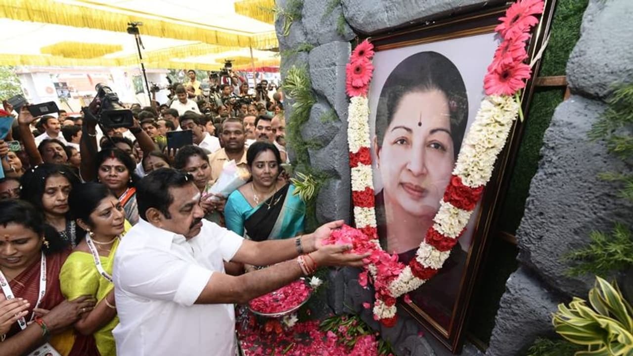 பழனிசாமியை பொதுச்செயலாளராக அங்கீகரித்த அதிமுக; பட்டாசு வெடித்து கொண்டாடிய ஆதரவாளர்கள் பழனிசாமியை பொதுச்செயலாளராக அங்கீகரித்த அதிமுக; பட்டாசு வெடித்து கொண்டாடிய ஆதரவாளர்கள்