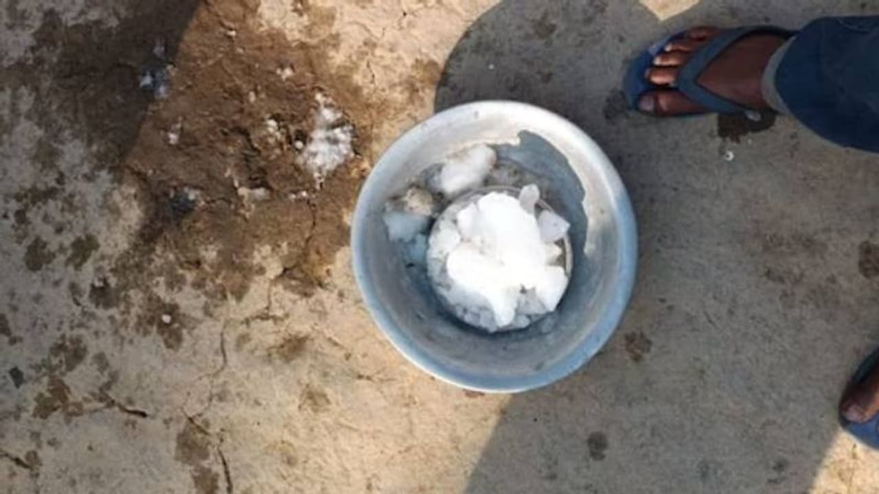 പശ്ചിമബംഗാളിൽ ആകാശത്തുനിന്നും ഭീമൻ മഞ്ഞുകട്ട വീണു; ഭയന്ന് വിറച്ച് പ്രദേശവാസികൾ