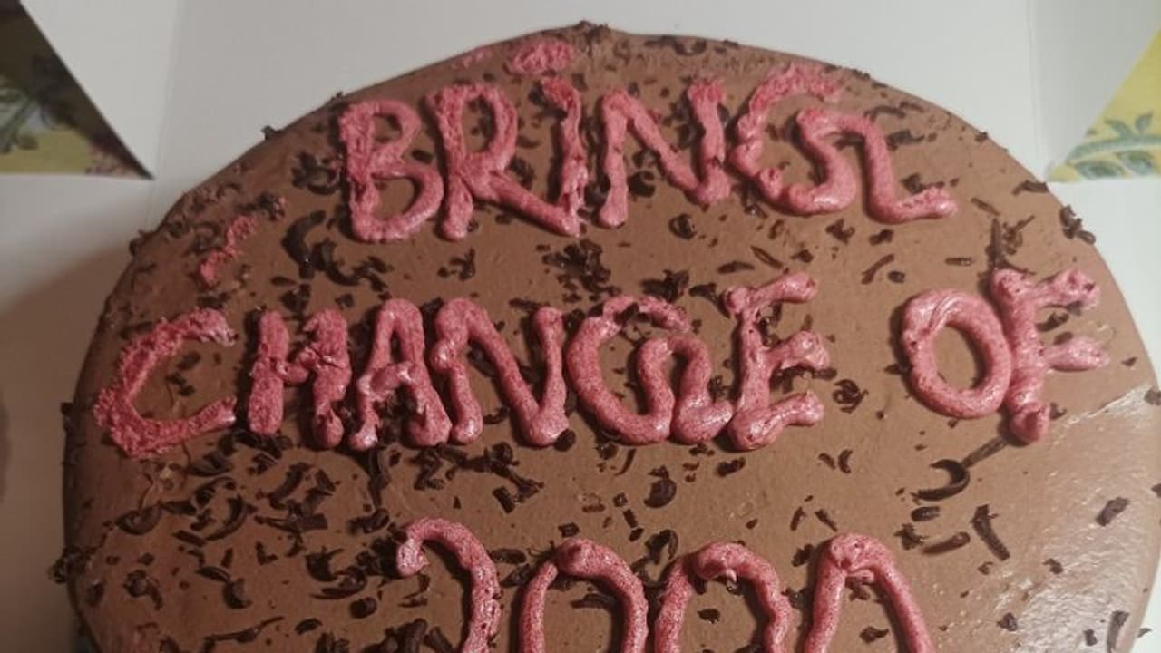 2,000 ರೂಪಾಯಿಗೆ ಚಿಲ್ಲರೆ ತನ್ನಿ ಎಂದು ಕೇಕ್ನಲ್ಲೇ ಬರೆದ ಸಿಬ್ಬಂದಿ, ಬರ್ತ್ಡೆ ಸಂಭ್ರಮಕ್ಕೆ ಬ್ರೇಕ್ 2,000 ರೂಪಾಯಿಗೆ ಚಿಲ್ಲರೆ ತನ್ನಿ ಎಂದು ಕೇಕ್ನಲ್ಲೇ ಬರೆದ ಸಿಬ್ಬಂದಿ, ಬರ್ತ್ಡೆ ಸಂಭ್ರಮಕ್ಕೆ ಬ್ರೇಕ್