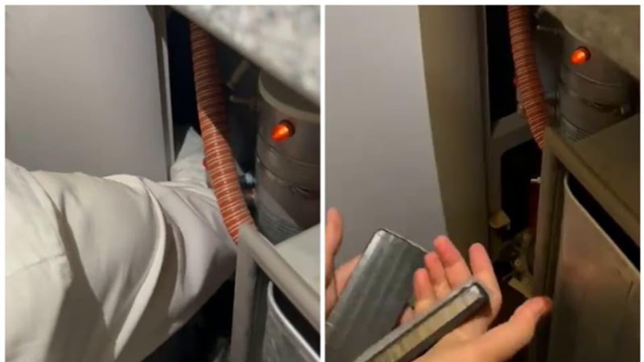 ദുബൈയില് നിന്നെത്തിയ വിമാനത്തിന്റെ ടോയ്ലറ്റില് സ്വര്ണം കണ്ടെത്തി ദുബൈയില് നിന്നെത്തിയ വിമാനത്തിന്റെ ടോയ്ലറ്റില് സ്വര്ണം കണ്ടെത്തി