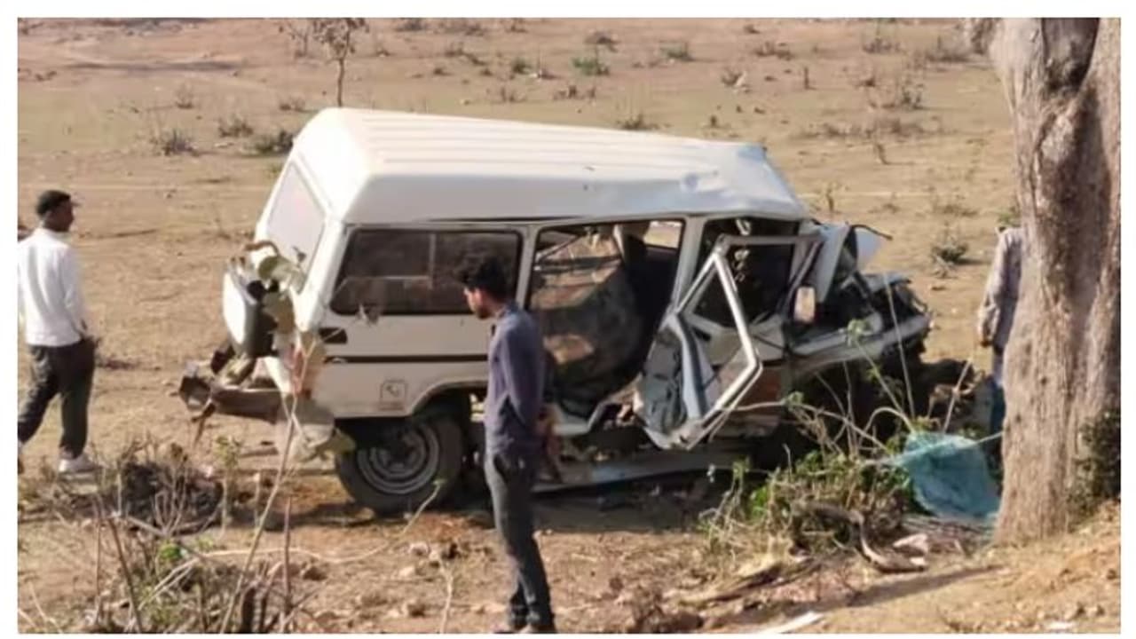 അമിത വേഗത, ഡ്രൈവർക്ക് നിയന്ത്രണം നഷ്ടപ്പെട്ടു; വാഹനം മരത്തിലിടിച്ച് കുടുംബത്തിലെ അഞ്ച് പേർക്ക് ദാരുണാന്ത്യം അമിത വേഗത, ഡ്രൈവർക്ക് നിയന്ത്രണം നഷ്ടപ്പെട്ടു; വാഹനം മരത്തിലിടിച്ച് കുടുംബത്തിലെ അഞ്ച് പേർക്ക് ദാരുണാന്ത്യം