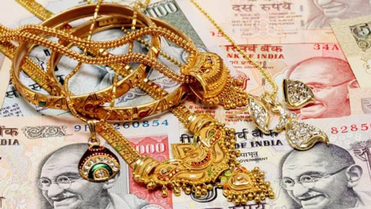 മുൻ ഭർത്താവിനൊപ്പം ഓടിപ്പോകാൻ സ്വന്തം വീട് കൊള്ളയടിച്ചു, യുവതി അറസ്റ്റിൽ മുൻ ഭർത്താവിനൊപ്പം ഓടിപ്പോകാൻ സ്വന്തം വീട് കൊള്ളയടിച്ചു, യുവതി അറസ്റ്റിൽ