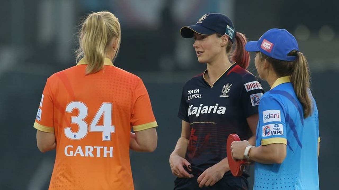 ஸ்மிருதி மந்தனா டீமை துணிச்சலோடு எதிர்கொள்ளும் குஜராத் ஜெயிண்ட்ஸ்: அதே டீமோடு பேட்டிங் தேர்வு செய்த ஸ்னே ராணா! ஸ்மிருதி மந்தனா டீமை துணிச்சலோடு எதிர்கொள்ளும் குஜராத் ஜெயிண்ட்ஸ்: அதே டீமோடு பேட்டிங் தேர்வு செய்த ஸ்னே ராணா!