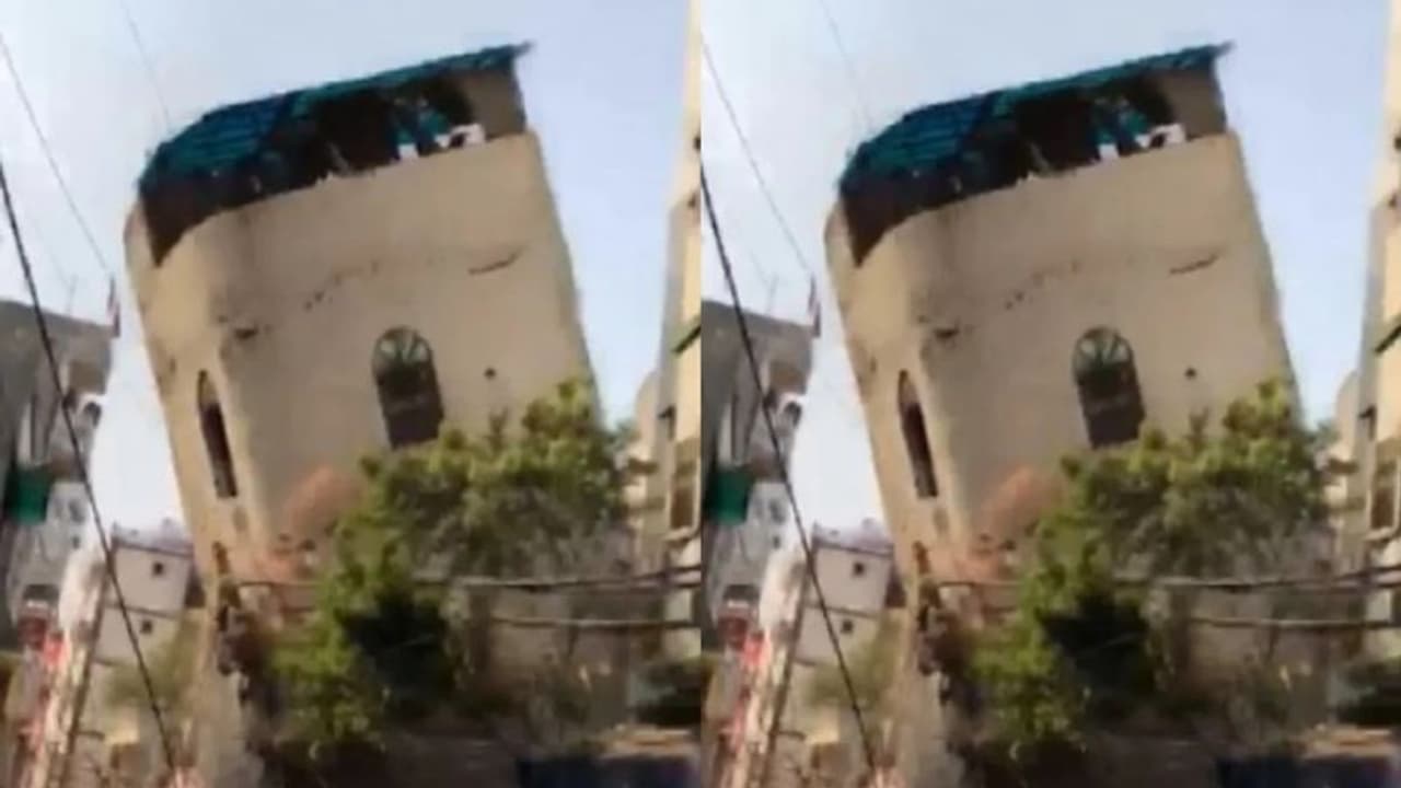 Delhi Building Collapse: டெல்லியில் திடீரென இடிந்து விழுந்த கட்டிடம்! வைரல் வீடியோ! Delhi Building Collapse: டெல்லியில் திடீரென இடிந்து விழுந்த கட்டிடம்! வைரல் வீடியோ!