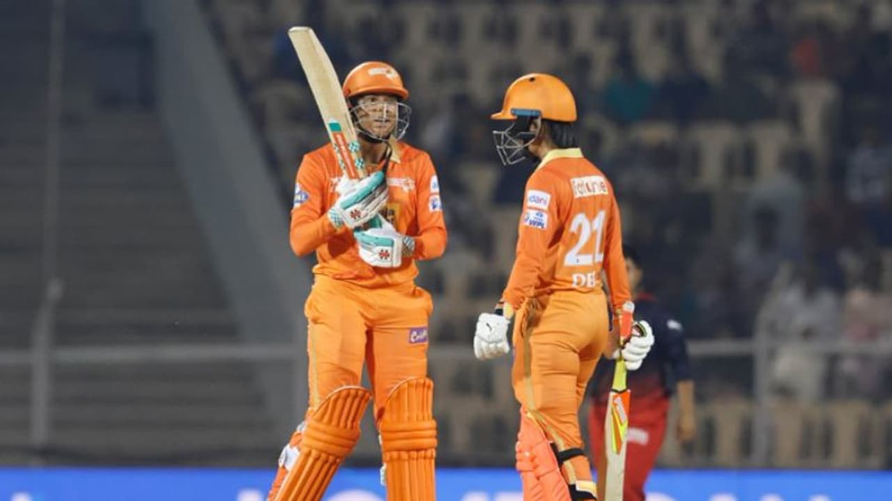 ഹർലീന്റെ ഹോളി ആഘോഷം, ഡങ്ക്ലി വെടിക്കെട്ട്; ഗുജറാത്തിന് കൂറ്റന് സ്കോർ, ആർസിബിക്ക് ജയിക്കാന് 202 ഹർലീന്റെ ഹോളി ആഘോഷം, ഡങ്ക്ലി വെടിക്കെട്ട്; ഗുജറാത്തിന് കൂറ്റന് സ്കോർ, ആർസിബിക്ക് ജയിക്കാന് 202