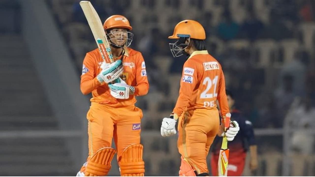 எப்படி போட்டாலும் வெளுத்து வாங்கிய ஷோபியா டங்க்லி, ஹர்லீன் தியோல் குஜராத் ஜெயிண்ட்ஸ் 201 ரன்கள் குவிப்பு! எப்படி போட்டாலும் வெளுத்து வாங்கிய ஷோபியா டங்க்லி, ஹர்லீன் தியோல் குஜராத் ஜெயிண்ட்ஸ் 201 ரன்கள் குவிப்பு!