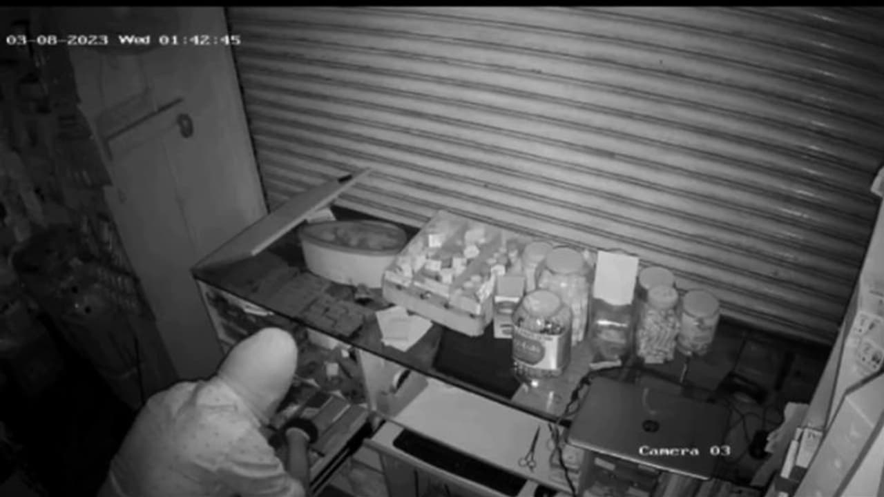 കട്ടപ്പനയില് ജൻ ഔഷധി മെഡിക്കൽ സ്റ്റോറിൽ മോഷണം, സിസിടിവി ദൃശ്യങ്ങള് പുറത്ത് കട്ടപ്പനയില് ജൻ ഔഷധി മെഡിക്കൽ സ്റ്റോറിൽ മോഷണം, സിസിടിവി ദൃശ്യങ്ങള് പുറത്ത്