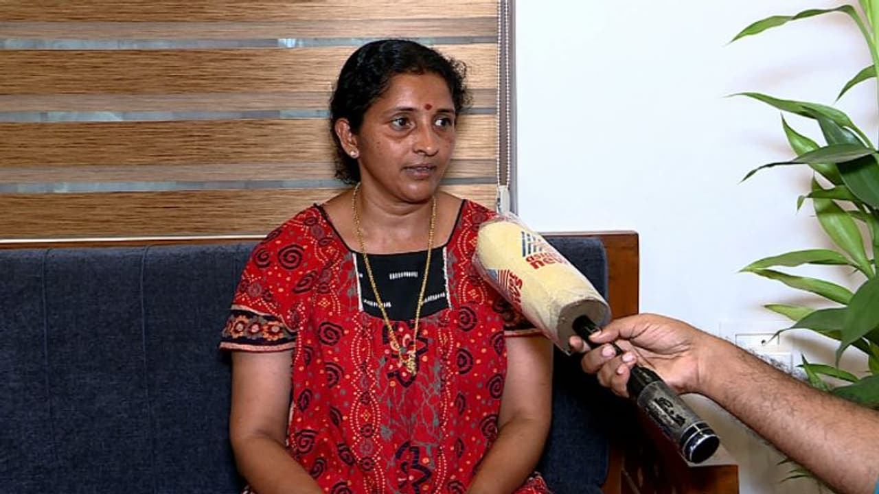 സ്റ്റൂള് ചവിട്ടിത്തെറിപ്പിച്ച് പൊലീസ് ഉദ്യോഗസ്ഥന്; പ്രഹരമേറ്റ് നടക്കാന് പോലും കഴിയാത്ത ദുരവസ്ഥയില് ബിന്ദു സ്റ്റൂള് ചവിട്ടിത്തെറിപ്പിച്ച് പൊലീസ് ഉദ്യോഗസ്ഥന്; പ്രഹരമേറ്റ് നടക്കാന് പോലും കഴിയാത്ത ദുരവസ്ഥയില് ബിന്ദു