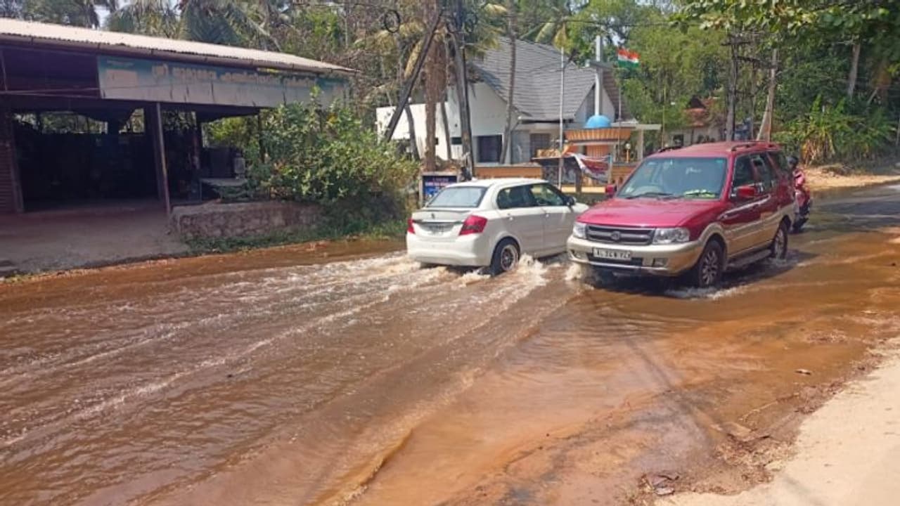 മുന്നറിയിപ്പില്ലാതെ പമ്പാ ഇറിഗേഷൻ കനാലില് വെള്ളം പിന്നാലെ കനാലിലെ മാലിന്യം റോഡിലും വീട്ടുമുറ്റങ്ങളിലേക്കും മുന്നറിയിപ്പില്ലാതെ പമ്പാ ഇറിഗേഷൻ കനാലില് വെള്ളം പിന്നാലെ കനാലിലെ മാലിന്യം റോഡിലും വീട്ടുമുറ്റങ്ങളിലേക്കും