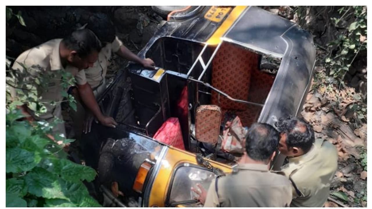 തോട്ടിലേയ്ക്ക് ഓട്ടോറിക്ഷ മറിഞ്ഞു; പരിക്കില്ലാതെ ദമ്പതികൾ രക്ഷപ്പെട്ടു തോട്ടിലേയ്ക്ക് ഓട്ടോറിക്ഷ മറിഞ്ഞു; പരിക്കില്ലാതെ ദമ്പതികൾ രക്ഷപ്പെട്ടു