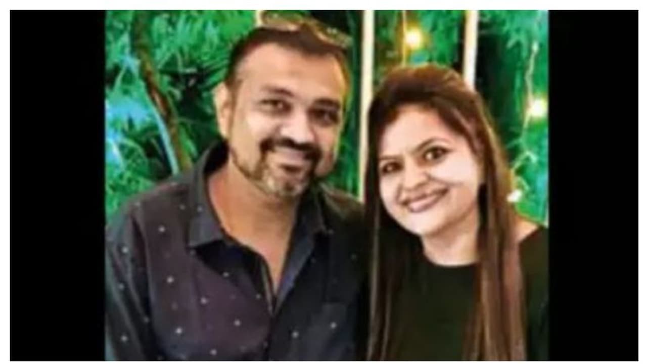 നവദമ്പതികളുടെ മരണത്തിൽ ദുരൂഹത; കുളിമുറിയിൽ ഛർദ്ദി, ഷവർ തുറന്ന നിലയിൽ; വിദഗ്ധ അന്വേഷണമായി പൊലീസ് നവദമ്പതികളുടെ മരണത്തിൽ ദുരൂഹത; കുളിമുറിയിൽ ഛർദ്ദി, ഷവർ തുറന്ന നിലയിൽ; വിദഗ്ധ അന്വേഷണമായി പൊലീസ്