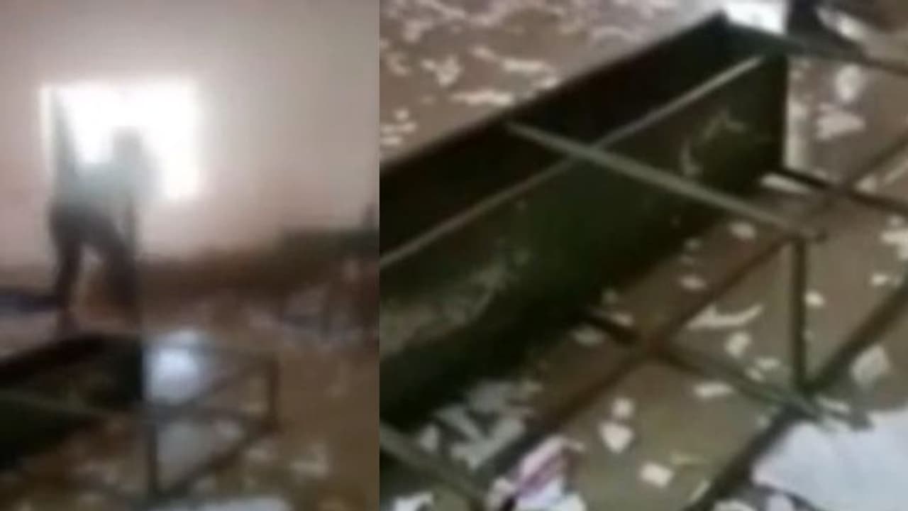 மேஜை, நாற்காலிகளை உடைத்து மாணவர்கள் அட்டகாசம்.. வீடியோ வைரல்.. சரியான ஆப்பு வைத்த கல்வித்துறை..! மேஜை, நாற்காலிகளை உடைத்து மாணவர்கள் அட்டகாசம்.. வீடியோ வைரல்.. சரியான ஆப்பு வைத்த கல்வித்துறை..!