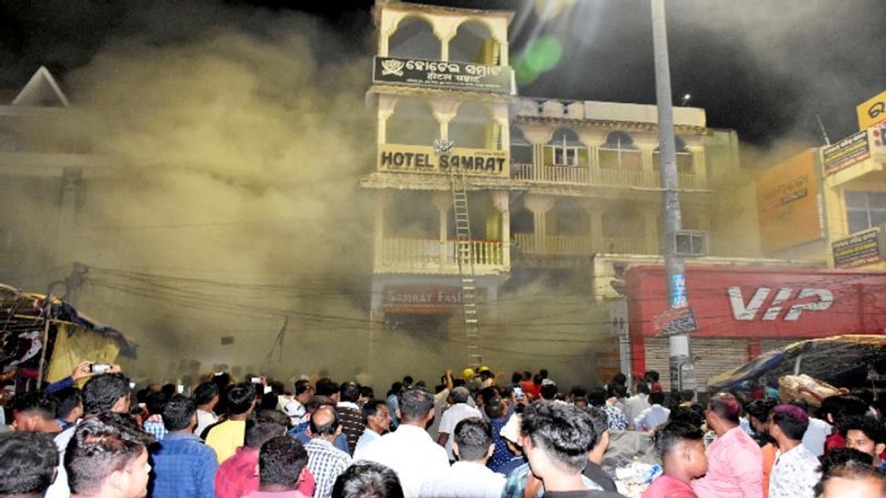 పూరీలోని షాపింగ్ కాంప్లెక్స్లో భారీ అగ్నిప్రమాదం.. 100 మందిని రక్షించిన రెస్క్యూ సిబ్బంది.. పూరీలోని షాపింగ్ కాంప్లెక్స్లో భారీ అగ్నిప్రమాదం.. 100 మందిని రక్షించిన రెస్క్యూ సిబ్బంది..