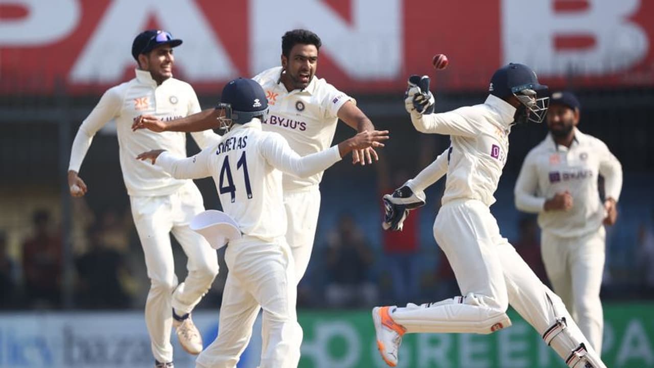 Ahmedabad Test: ಅಶ್ವಿನ್ ಖಾತೆಗೆ ಮತ್ತೆ ಮೂರು ವಿಕೆಟ್, ನಾನೂರರ ಗಡಿ ದಾಟದ ಕಾಂಗರೂ ಪಡೆ..! Ahmedabad Test: ಅಶ್ವಿನ್ ಖಾತೆಗೆ ಮತ್ತೆ ಮೂರು ವಿಕೆಟ್, ನಾನೂರರ ಗಡಿ ದಾಟದ ಕಾಂಗರೂ ಪಡೆ..!