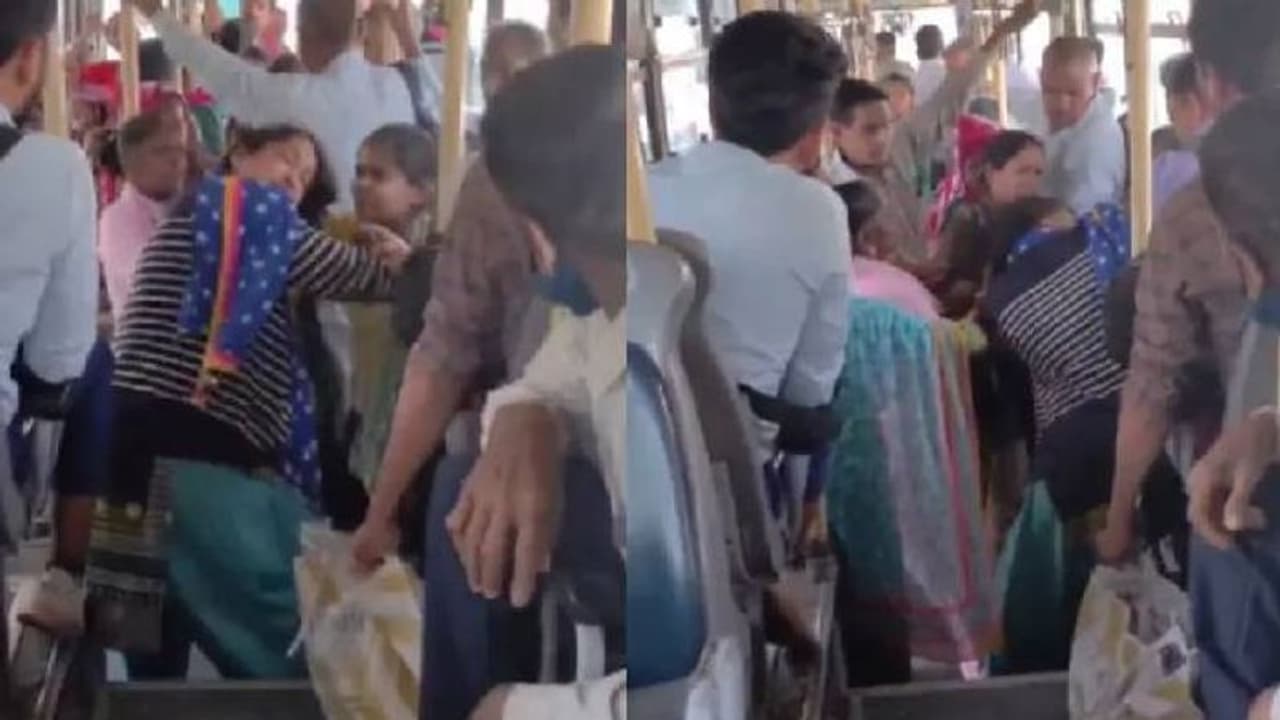 സീറ്റിന് വേണ്ടി സ്ത്രീകൾ തമ്മിൽ ബസിൽ പൊരിഞ്ഞ അടി! വീഡിയോ വൈറല് സീറ്റിന് വേണ്ടി സ്ത്രീകൾ തമ്മിൽ ബസിൽ പൊരിഞ്ഞ അടി! വീഡിയോ വൈറല്