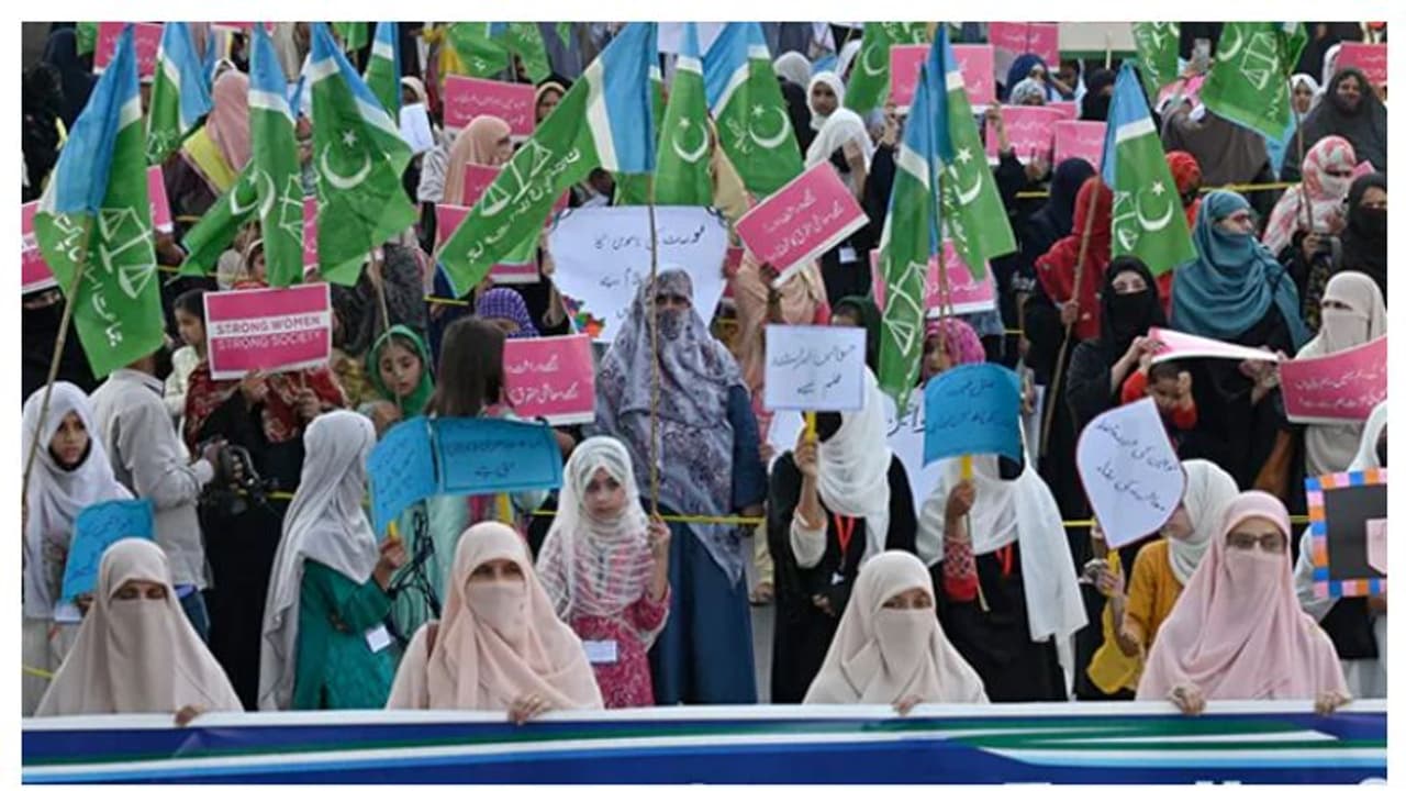 വനിതാ ദിനത്തിൽ പാക്കിസ്ഥാനിൽ സംഘടിപ്പിച്ച ഔറത്ത് റാലിയിൽ സംഘർഷം; പൊലീസും സ്ത്രീകളും ഏറ്റുമുട്ടി വനിതാ ദിനത്തിൽ പാക്കിസ്ഥാനിൽ സംഘടിപ്പിച്ച ഔറത്ത് റാലിയിൽ സംഘർഷം; പൊലീസും സ്ത്രീകളും ഏറ്റുമുട്ടി