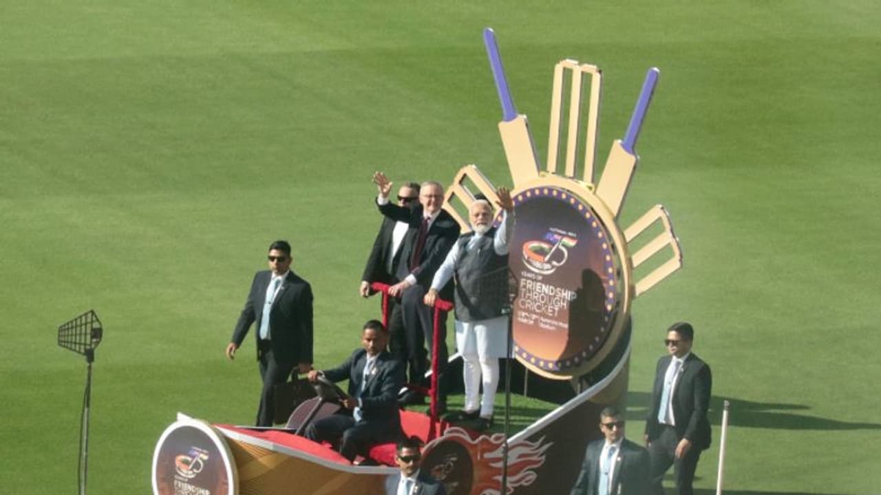 ആരാധകരെ അഭിവാദ്യം ചെയ്ത് മോദിയും ആല്ബനീസും, ക്രിക്കറ്റ് നയതന്ത്രമെന്ന് ബിജെപി;സ്വയം പുകഴ്ത്തലെന്ന് കോണ്ഗ്രസ് ആരാധകരെ അഭിവാദ്യം ചെയ്ത് മോദിയും ആല്ബനീസും, ക്രിക്കറ്റ് നയതന്ത്രമെന്ന് ബിജെപി;സ്വയം പുകഴ്ത്തലെന്ന് കോണ്ഗ്രസ്