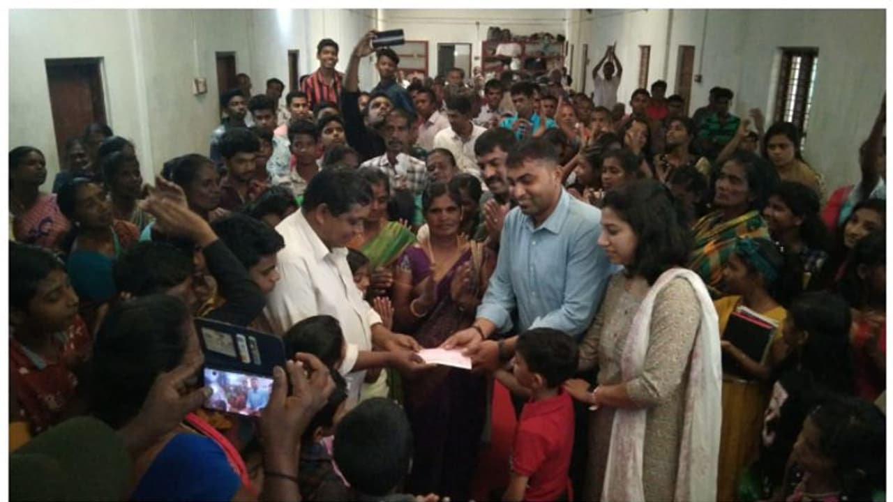 കാരുണ്യത്തിന്റെ കൈകൾ അവരെ തേടിയെത്തി; കെയർഹോമിലെ അന്തേവാസികൾക്ക് ഒരു ലക്ഷം നൽകി തോട്ടം തൊഴിലാളികൾ കാരുണ്യത്തിന്റെ കൈകൾ അവരെ തേടിയെത്തി; കെയർഹോമിലെ അന്തേവാസികൾക്ക് ഒരു ലക്ഷം നൽകി തോട്ടം തൊഴിലാളികൾ