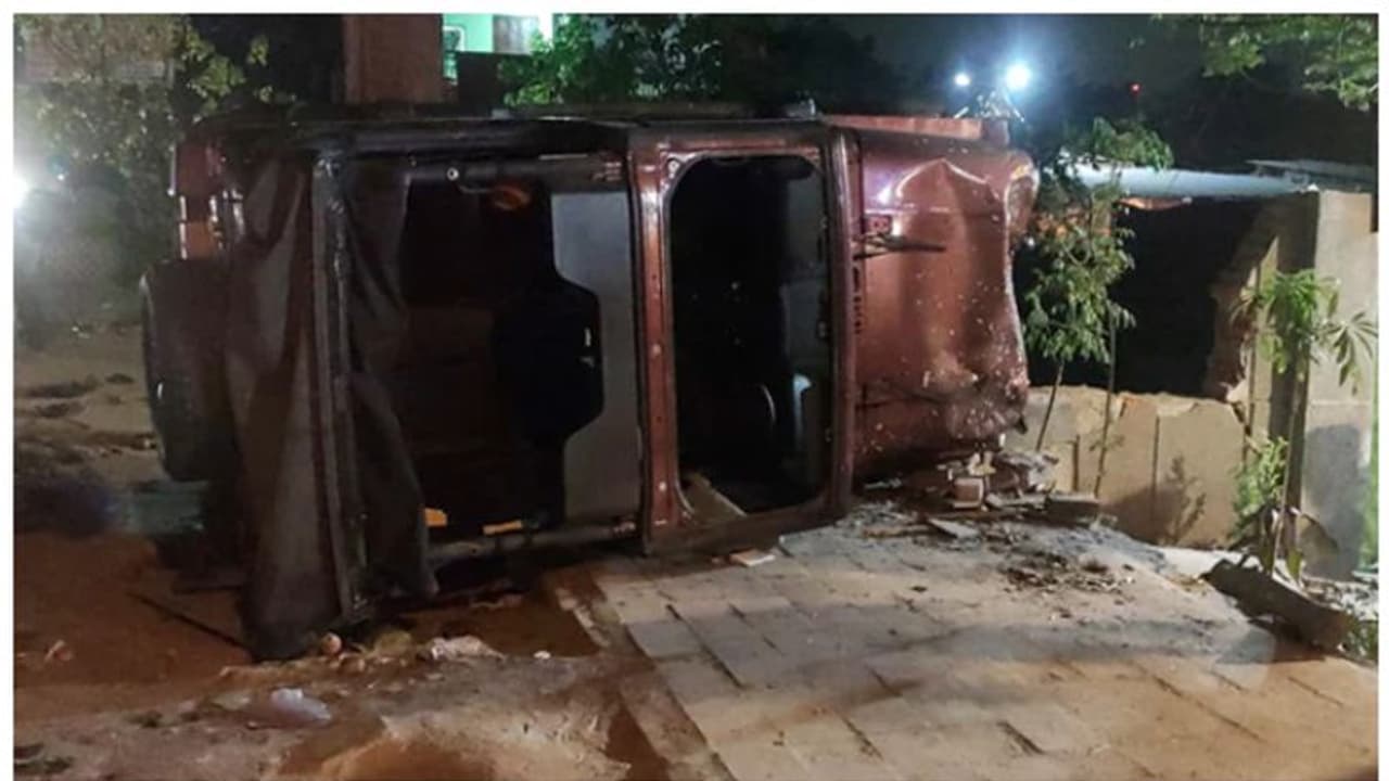 അമിത വേഗതയിലെത്തിയ ഥാർ പാതയോരത്തേക്ക് പാഞ്ഞുകയറി, രണ്ടുപേർ കൊല്ലപ്പെട്ടു, നിരവധിപേർക്ക് പരിക്ക് അമിത വേഗതയിലെത്തിയ ഥാർ പാതയോരത്തേക്ക് പാഞ്ഞുകയറി, രണ്ടുപേർ കൊല്ലപ്പെട്ടു, നിരവധിപേർക്ക് പരിക്ക്