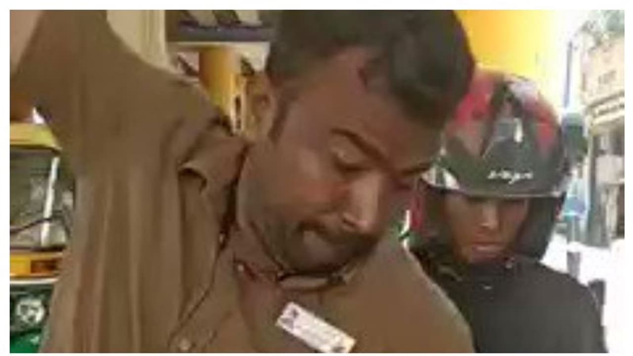 'മറ്റൊരു രാജ്യത്തു നിന്ന് വന്ന് രാജാവിനെ പോലെ ഓടുന്നു'; ബൈക്ക് ടാക്സി ഡ്രൈവറുടെ ഫോൺ എറിഞ്ഞുടച്ച് ഓട്ടോ ഡ്രൈവർ