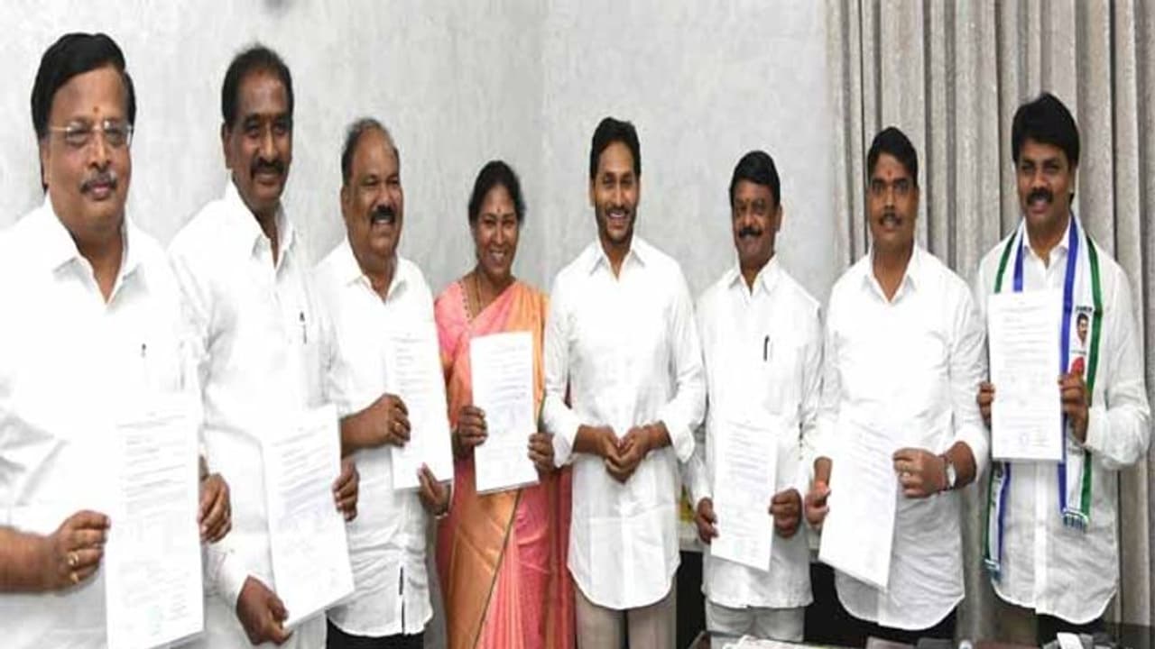 ఎమ్మెల్యే కోటా ఎమ్మెల్సీ అభ్యర్ధులు: భీ ఫారాలు అందించిన జగన్