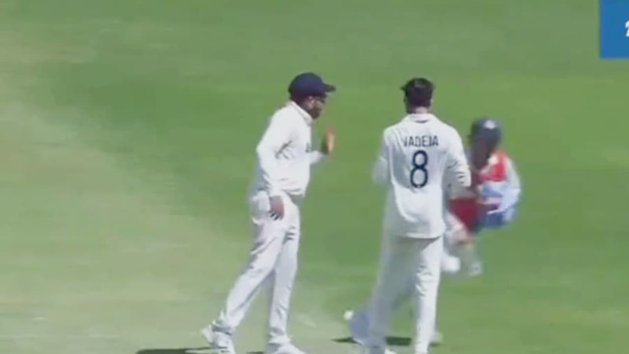 വെള്ളക്കുപ്പി കൈയില് നിന്ന് താഴെ വീണതിന് ഇഷാനെ തല്ലാനോങ്ങി രോഹിത്, വിമര്ശനവുമായി ആരാധകര് വെള്ളക്കുപ്പി കൈയില് നിന്ന് താഴെ വീണതിന് ഇഷാനെ തല്ലാനോങ്ങി രോഹിത്, വിമര്ശനവുമായി ആരാധകര്