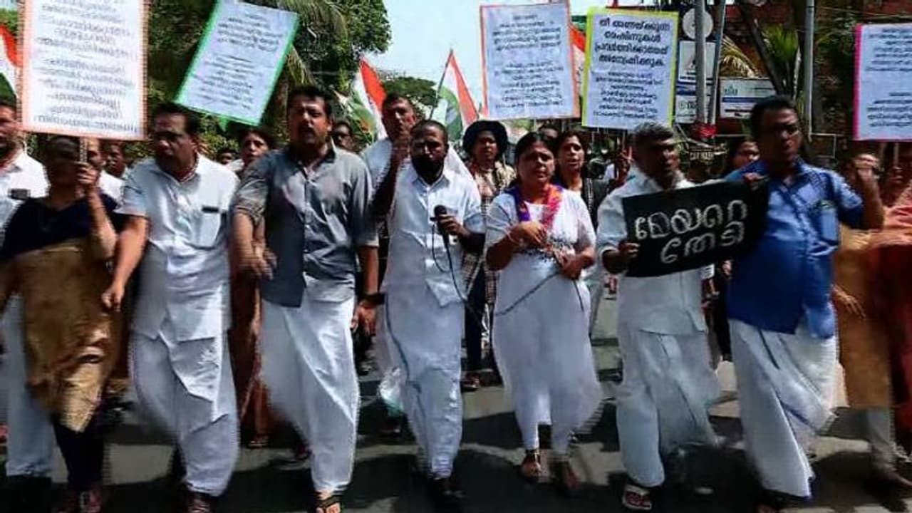'മേയറെ തേടി'; കൊച്ചി മേയറുടെ വീട്ടിലേക്ക് യുഡിഎഫ് മാർച്ച് 'മേയറെ തേടി'; കൊച്ചി മേയറുടെ വീട്ടിലേക്ക് യുഡിഎഫ് മാർച്ച്