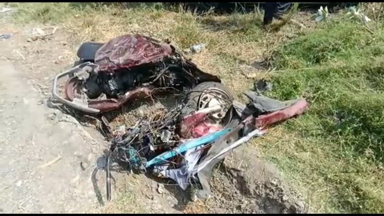 விருதுநகரில் கோர விபத்து; அப்பளம் போல் நொறுங்கிய இருசக்கர வாகனம்: பெண் பலி விருதுநகரில் கோர விபத்து; அப்பளம் போல் நொறுங்கிய இருசக்கர வாகனம்: பெண் பலி