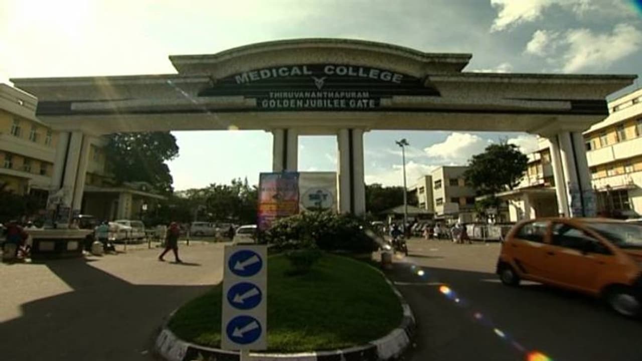 മെഡിക്കൽ കോളേജ് സ്റ്റാഫ് പാർക്കിങ് ഏരിയയിൽ വ്യാജ സ്റ്റിക്കറുകളുമായി വാഹനങ്ങൾ; തടയാന് പുതിയ വഴിയുമായി അധികൃതർ മെഡിക്കൽ കോളേജ് സ്റ്റാഫ് പാർക്കിങ് ഏരിയയിൽ വ്യാജ സ്റ്റിക്കറുകളുമായി വാഹനങ്ങൾ; തടയാന് പുതിയ വഴിയുമായി അധികൃതർ