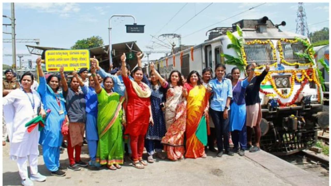 రైల్వే శాఖలో మహిళా సాధికారత.. బెంగళూరు మైసూరు రాజ్య రాణి ఎక్స్ప్రెస్ నడిపిన మహిళలు రైల్వే శాఖలో మహిళా సాధికారత.. బెంగళూరు మైసూరు రాజ్య రాణి ఎక్స్ప్రెస్ నడిపిన మహిళలు