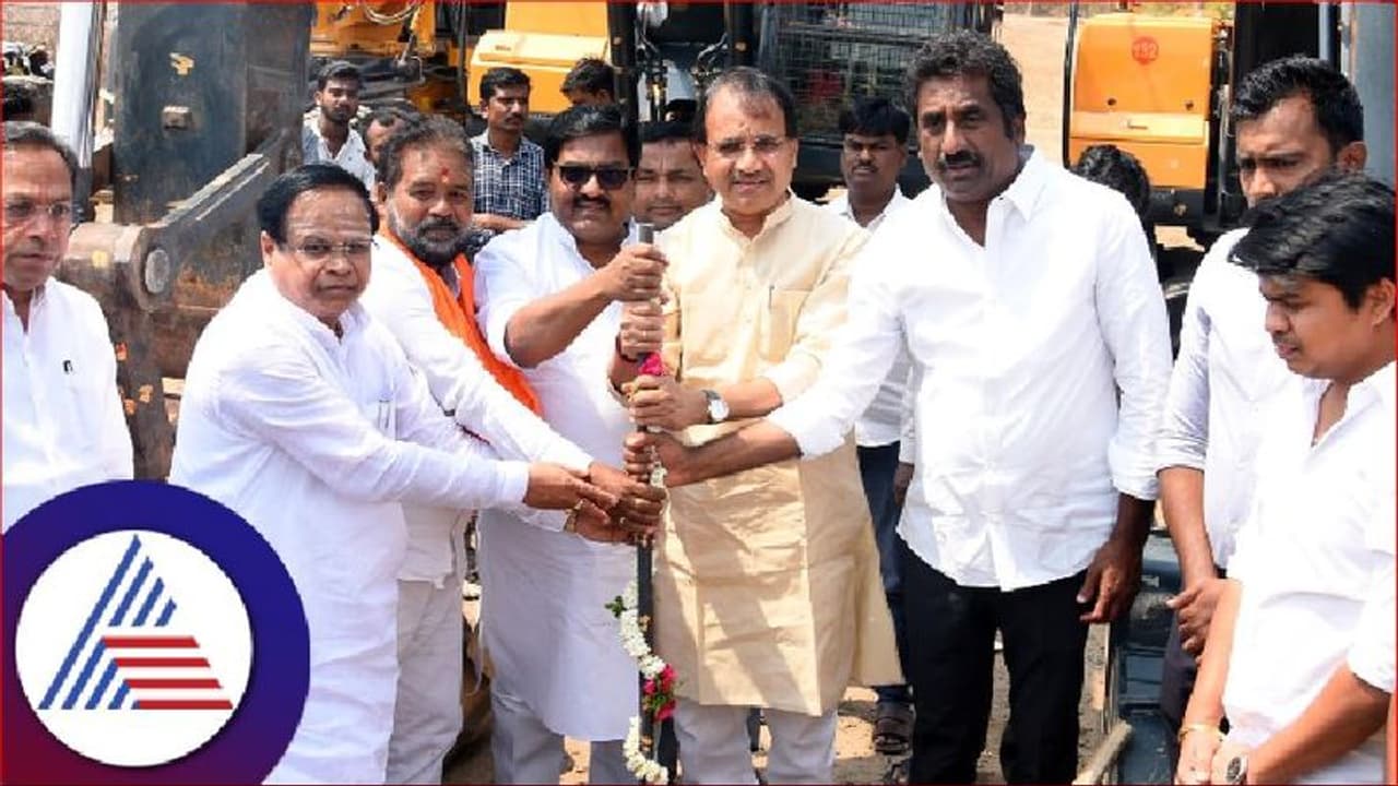 ಬೀದರ್ ಚಿಕಪೇಟೆ ರಸ್ತೆ ಕಾಮಗಾರಿಗೆ ಕೇಂದ್ರ ಸಚಿವ ಭಗವಂತ ಖೂಬಾ ಚಾಲನೆ ಬೀದರ್ ಚಿಕಪೇಟೆ ರಸ್ತೆ ಕಾಮಗಾರಿಗೆ ಕೇಂದ್ರ ಸಚಿವ ಭಗವಂತ ಖೂಬಾ ಚಾಲನೆ