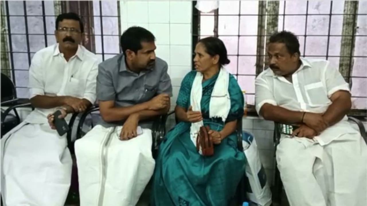 മെഡിക്കൽ കോളജിൽ എംഎൽഎയുടെ കുത്തിയിരിപ്പ് സമരം, ഒടുവിൽ സൂപ്രണ്ടെത്തി വിശദീകരണം നൽകി, സമരം അവസാനിപ്പിച്ചു മെഡിക്കൽ കോളജിൽ എംഎൽഎയുടെ കുത്തിയിരിപ്പ് സമരം, ഒടുവിൽ സൂപ്രണ്ടെത്തി വിശദീകരണം നൽകി, സമരം അവസാനിപ്പിച്ചു