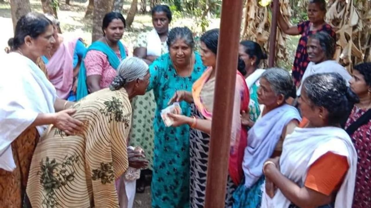 4 ആണ്‍മക്കളുണ്ടായിട്ടും ഭിക്ഷയെടുത്ത് ജീവിക്കേണ്ട ഗതികേട്; 80കാരിക്ക് സഹായവുമായി തൊഴിലുറപ്പ് തൊഴിലാളികൾ