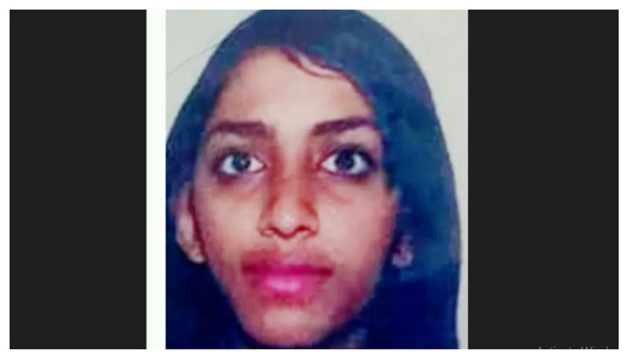 കോഴിക്കോട് വനിതാ ഡോക്ടർ പന്ത്രണ്ടാം നിലയിൽ നിന്ന് വീണ് മരിച്ച നിലയിൽ കോഴിക്കോട് വനിതാ ഡോക്ടർ പന്ത്രണ്ടാം നിലയിൽ നിന്ന് വീണ് മരിച്ച നിലയിൽ