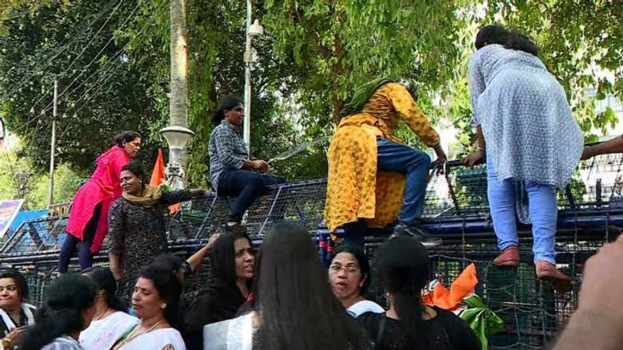 മഹിളാ കോൺഗ്രസ് സെക്രട്ടേറിയറ്റ് മാർച്ചിൽ സംഘർഷം, ജലപീരങ്കി പ്രയോഗിച്ച് പൊലീസ് മഹിളാ കോൺഗ്രസ് സെക്രട്ടേറിയറ്റ് മാർച്ചിൽ സംഘർഷം, ജലപീരങ്കി പ്രയോഗിച്ച് പൊലീസ്