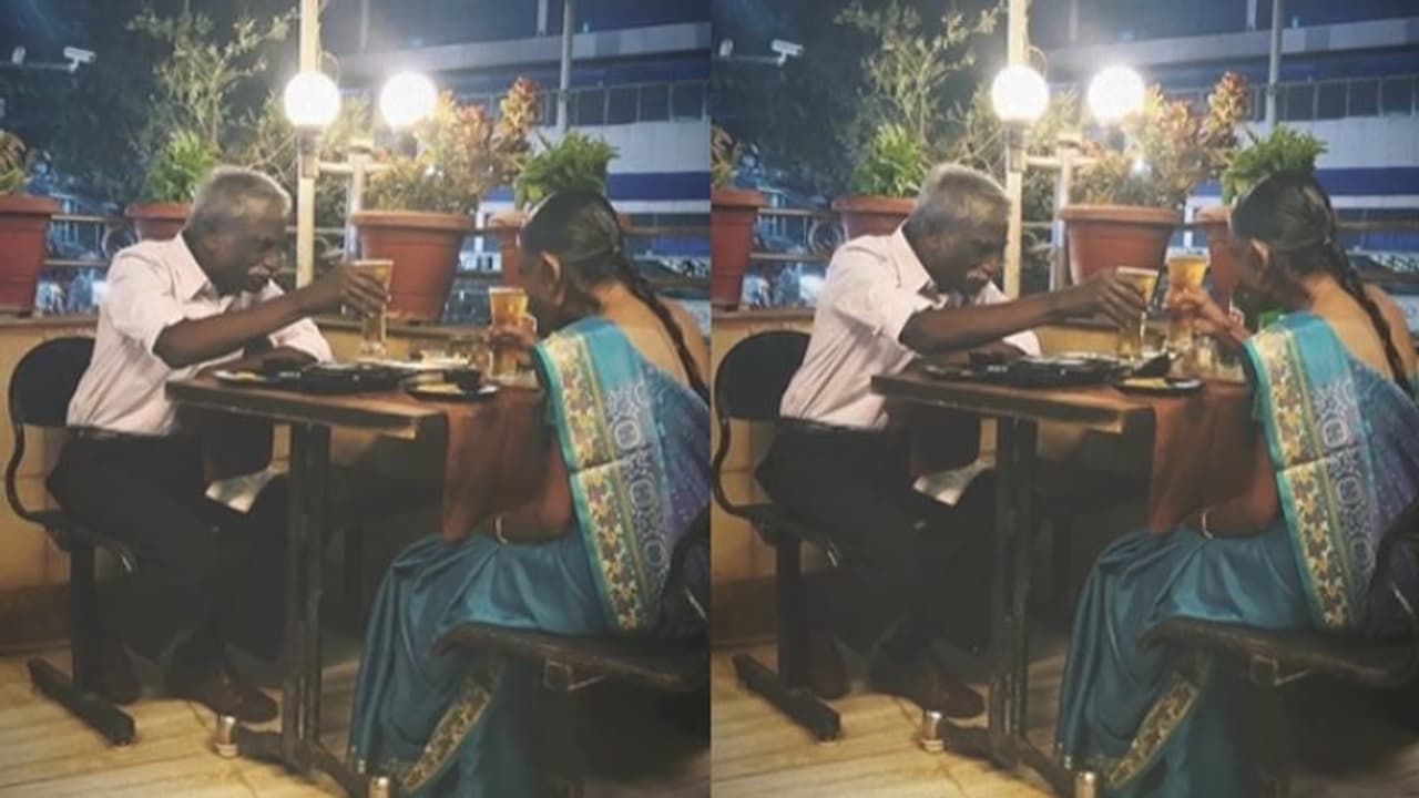 'ചിയേഴ്സ് ഡിയര്‍'; വൃദ്ധദമ്പതികള്‍ ഒന്നിച്ചിരുന്ന് ബിയര്‍ കഴിക്കുന്ന വീഡിയോ വൈറലാകുന്നു...