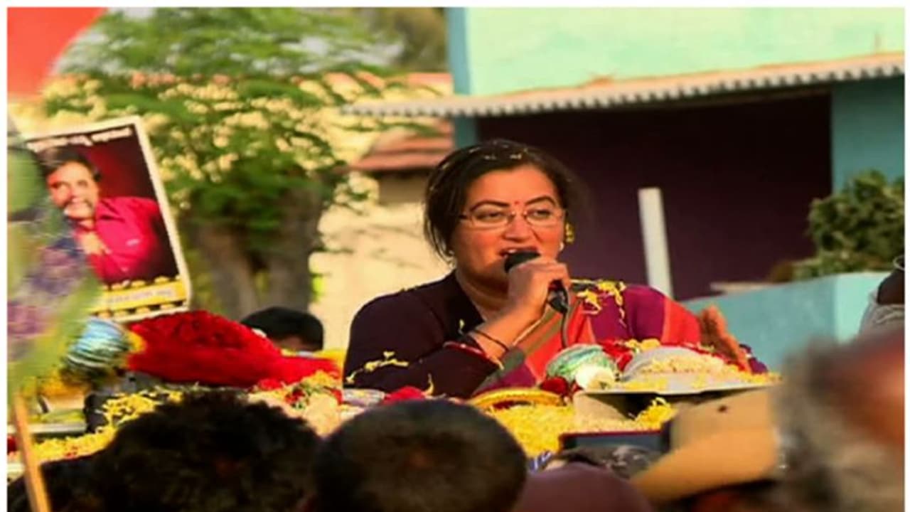 മോദിയില് വിശ്വസിക്കുന്നു, പിന്തുണ ബിജെപിക്ക്, നയം വ്യക്തമാക്കി സുമലത, മാണ്ഡ്യയില് പൊടിപാറും മോദിയില് വിശ്വസിക്കുന്നു, പിന്തുണ ബിജെപിക്ക്, നയം വ്യക്തമാക്കി സുമലത, മാണ്ഡ്യയില് പൊടിപാറും