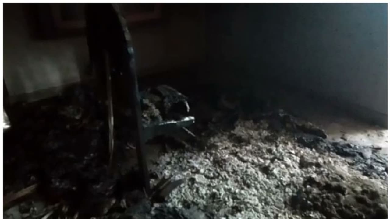 അമ്മയും മകനും വീടിനുള്ളിൽ പൊള്ളലേറ്റ് മരിച്ചു; ആത്മഹത്യയെന്ന് പ്രാഥമിക നിഗമനം; കാരണം സാമ്പത്തിക ബാധ്യത? അമ്മയും മകനും വീടിനുള്ളിൽ പൊള്ളലേറ്റ് മരിച്ചു; ആത്മഹത്യയെന്ന് പ്രാഥമിക നിഗമനം; കാരണം സാമ്പത്തിക ബാധ്യത?