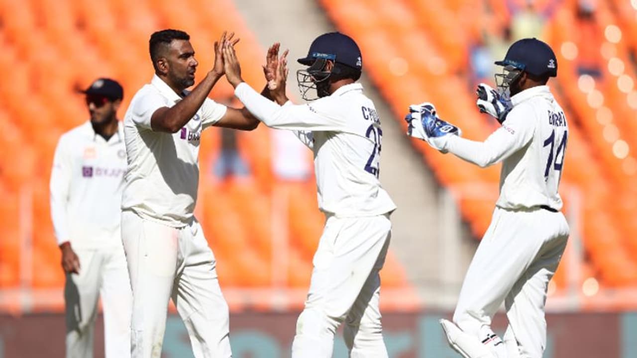 ഇഞ്ചോടിഞ്ച് പോരാട്ടം; ലിയോണിന്റെ സുവർണ നേട്ടത്തിനൊപ്പം അശ്വിന് ഇഞ്ചോടിഞ്ച് പോരാട്ടം; ലിയോണിന്റെ സുവർണ നേട്ടത്തിനൊപ്പം അശ്വിന്