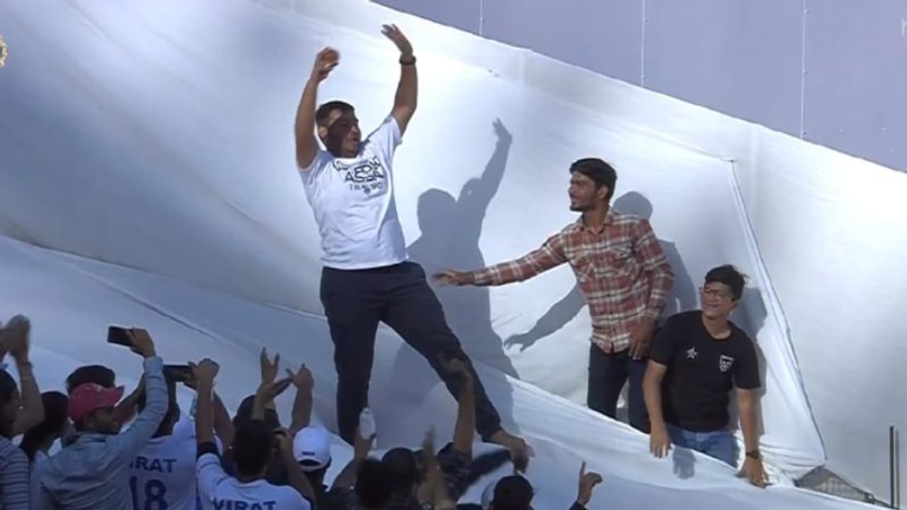 കിട്ടി മോനേ! ഗില്ലിന്റെ സിക്സില് പന്ത് കാണാതായി, കഷ്ടപ്പെട്ട് തപ്പിയെടുത്ത് ആരാധകന്; കൂട്ടച്ചിരി, കരഘോഷം കിട്ടി മോനേ! ഗില്ലിന്റെ സിക്സില് പന്ത് കാണാതായി, കഷ്ടപ്പെട്ട് തപ്പിയെടുത്ത് ആരാധകന്; കൂട്ടച്ചിരി, കരഘോഷം