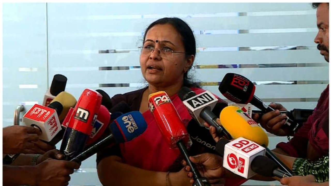 ബ്രഹ്മപുരത്ത് ചികിത്സ തേടിയത് 899 പേർ; ചൊവ്വാഴ്ച മുതൽ ആരോഗ്യ സർവെ, മാസ്ക് ധരിക്കണമെന്ന് നിർദ്ദേശം 