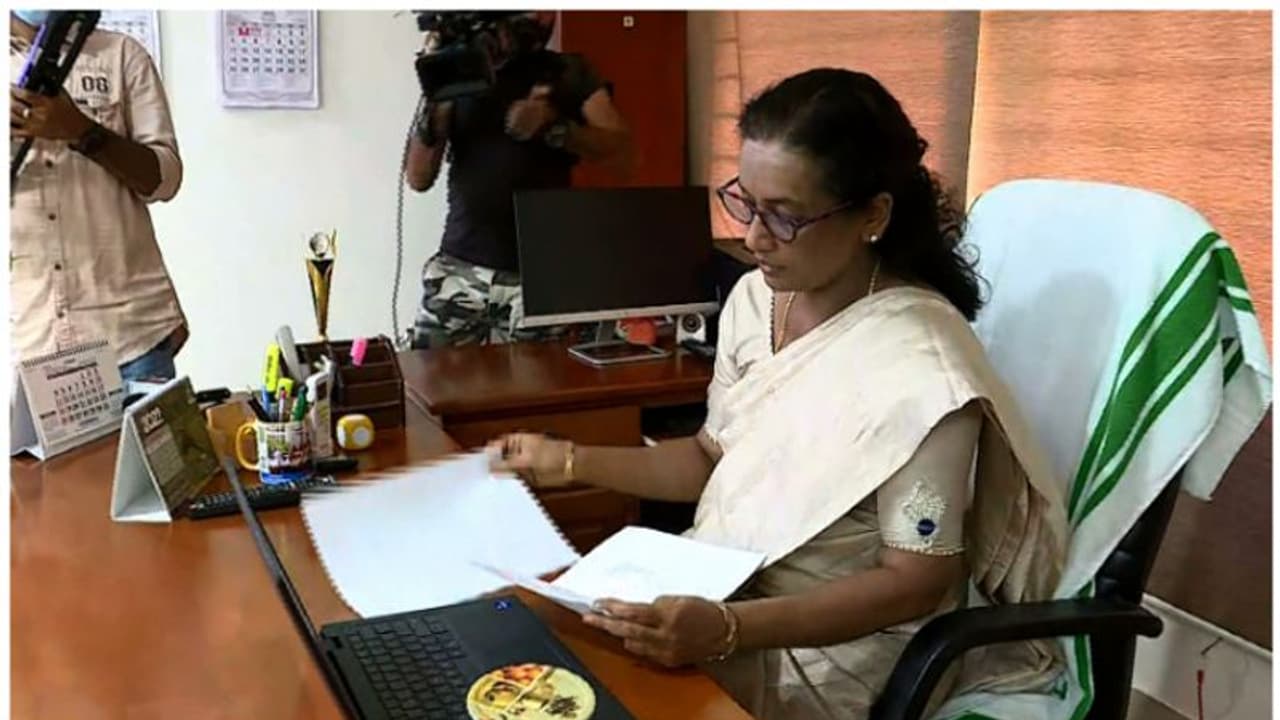 മുൻകൂർ അനുമതിയില്ലാതെ വിസി സ്ഥാനം ഏറ്റെടുത്തു; കെടിയു വിസി സിസ തോമസിന് കാരണം കാണിക്കൽ നോട്ടീസ് 