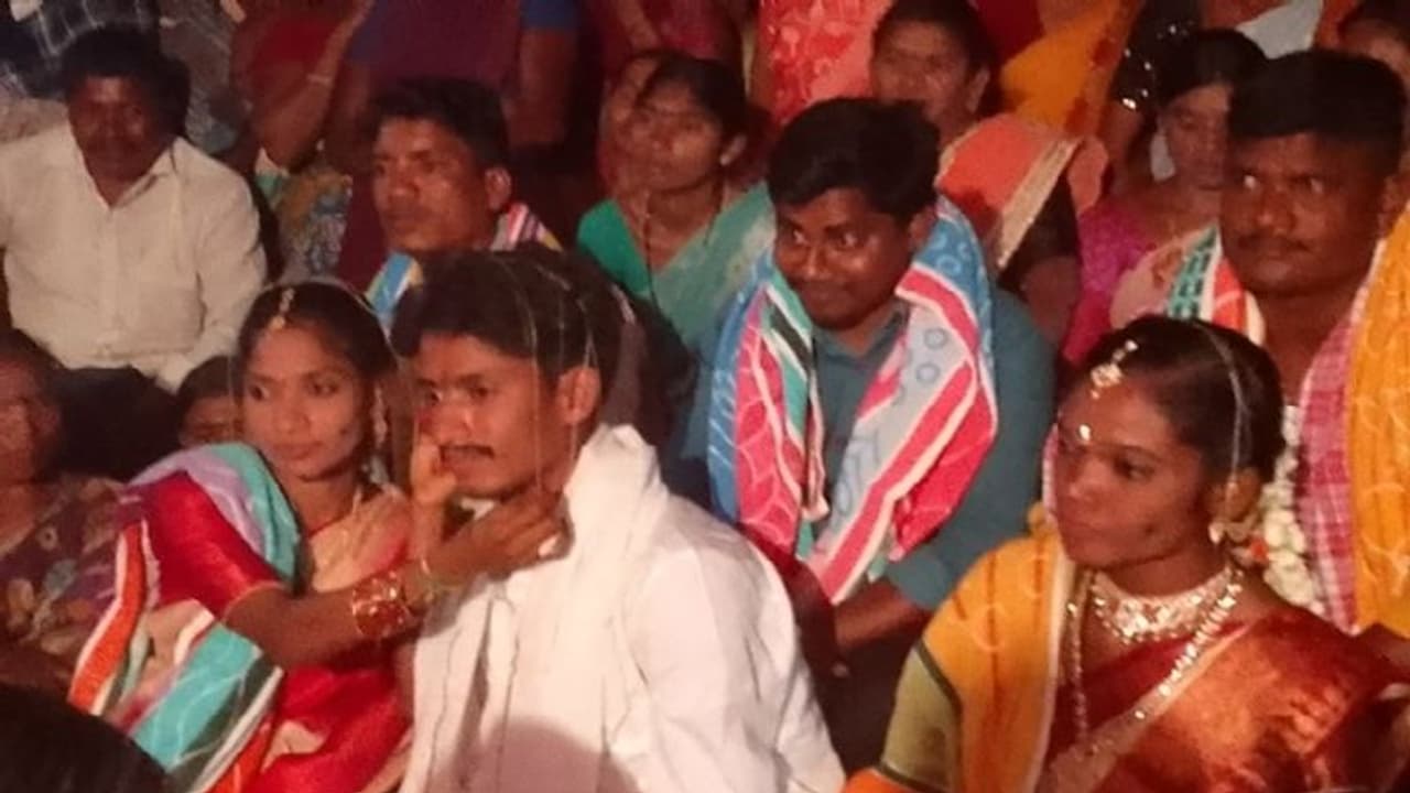 ஒரே மேடையில் 2 பெண்களுக்கு தாலி கட்டிய நபர்... தெலுங்கானாவில் நிகழ்ந்த விநோத திருமணம்!!