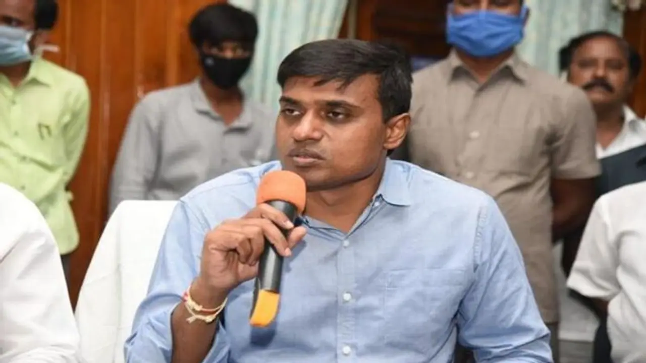 రామచంద్రాపురం వైసీపీలో పంచాయితీ: తోట త్రిమూర్తులుతో ఎంపీ మిథున్ రెడ్డి భేటీ